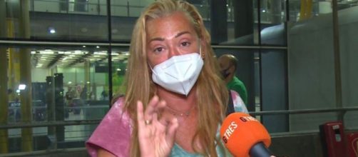 Bel&eacute;n Esteban en imagen en el aeropuerto