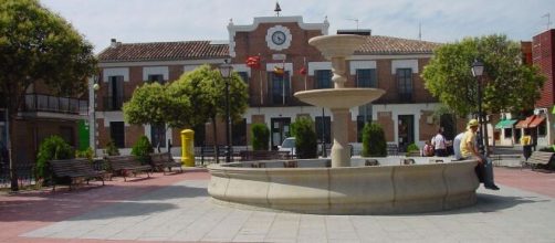 Plaza con fuente y Ayuntamiento en Paracuellos del Jarama
