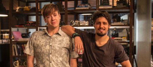 Rafael surta ao ver Lili e Germano se beijando em 'Totalmente Demais'. (Arquivo Blasting News)