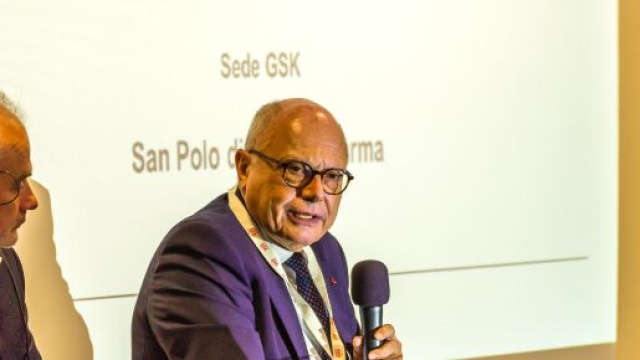 Il professor Massimo Galli invita a vaccinarsi contro l'influenza stagionale.