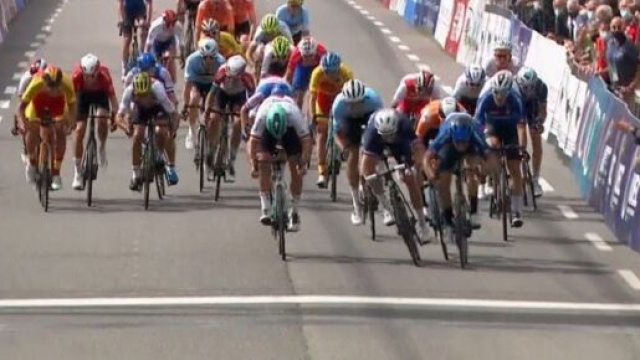 La volata vincente di Giacomo Nizzolo.