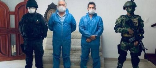 Mark Grenon (de azul, &agrave; esquerda) e seu filho Joseph ap&oacute;s serem presos na Col&ocirc;mbia. (Divulga&ccedil;&atilde;o/Fiscal&iacute;a de Colombia)