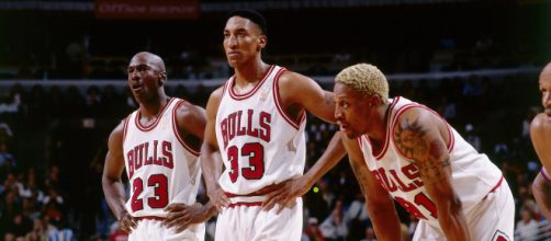 Michael Jordan, Scottie Pippen e Dennis Rodman foi o trio que marcou &eacute;poca no Chicago Bulls pela NBA nos anos 90. (Arquivo Blasting News)