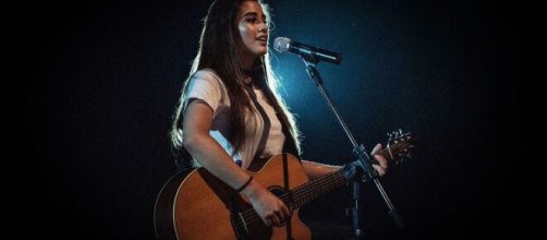 Isadora Pompeo faz live. (Reprodu&ccedil;&atilde;o/YouTube)