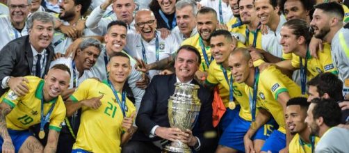 Jogadores d aSele&ccedil;&atilde;o Brasileira posam com Bolsonaro ap&oacute;s t&iacute;tulo da Copa Am&eacute;rica, em 2019. (Arquivo Blasting News)