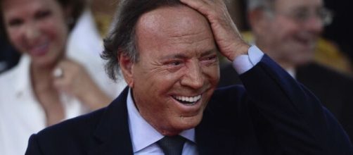 O cantor Julio Iglesias &eacute; um dos maiores nomes da musica internacional e alguns sucessos serviram para as trilha sonoras. (Arquivo Blasting News)