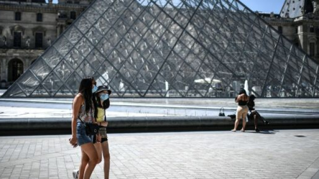 Due turiste passeggiano nei pressi del museo del Louvre, la mascherina obbligatoria per ogni zona della citt&agrave;.