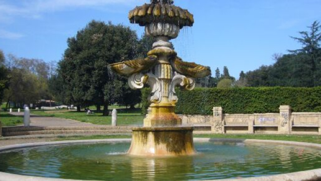 Roma, giallo a Villa Pamphili: trovato corpo di un uomo in una fontana, indagini in corso.