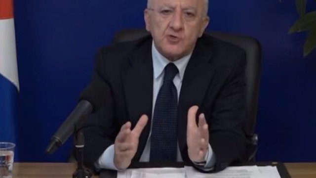 De Luca, nell'ultima diretta Facebook auguri ironici a Briatore e sfott&ograve; a Salvini definito 'venditore di cocco'.