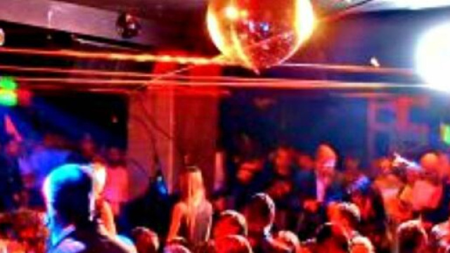 Dopo il focolaio del Billionaire di Porto Cervo si cercano i clienti del locale di Briatore per l'isolamento dei contagi.