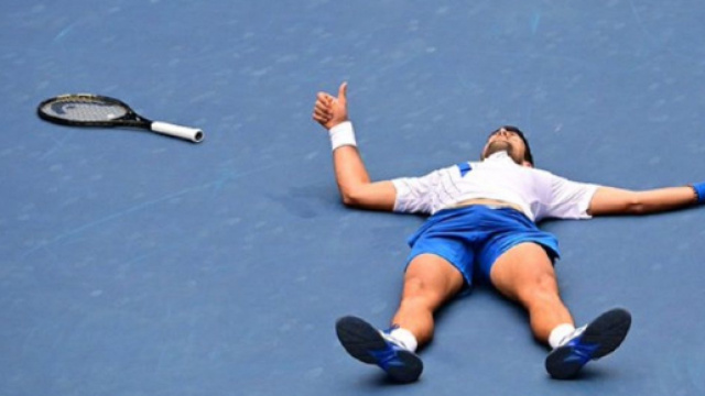 Pollice in alto per uno stremato Novak Djokovic: &egrave; in finale a Cincinnati (ph.Twitter @CincyTennis).