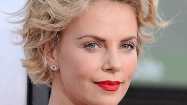 Charlize Theron felicemente single, spiega alla figlia: 'Non ho bisogno di un fidanzato'.