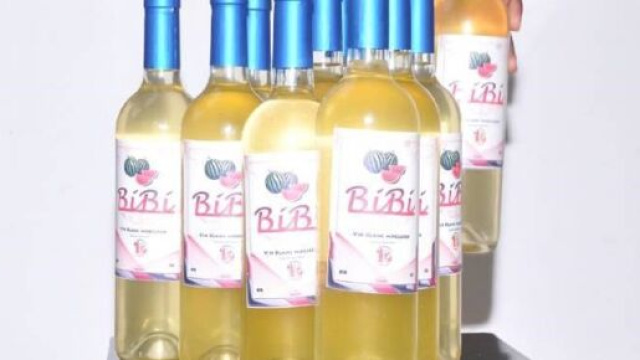 Le vin blanccamerounais BiBi produit &agrave; partir d'extraction de jus de past&egrave;ques (c) Bibi Martial