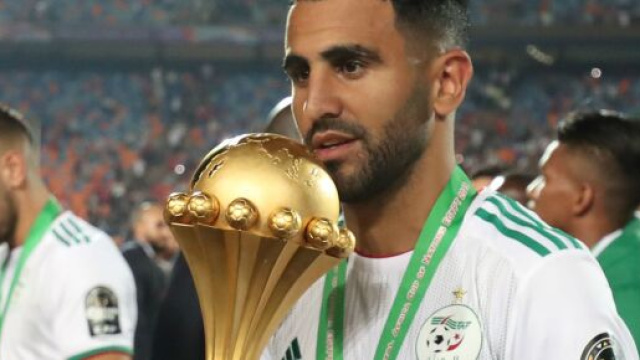 Riyad Mahrez clash un champion du monde de boxe, les fans veulent les voir sur un ring