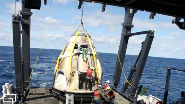 Spazio: Il recupero della navicella nel Golfo del Messico.