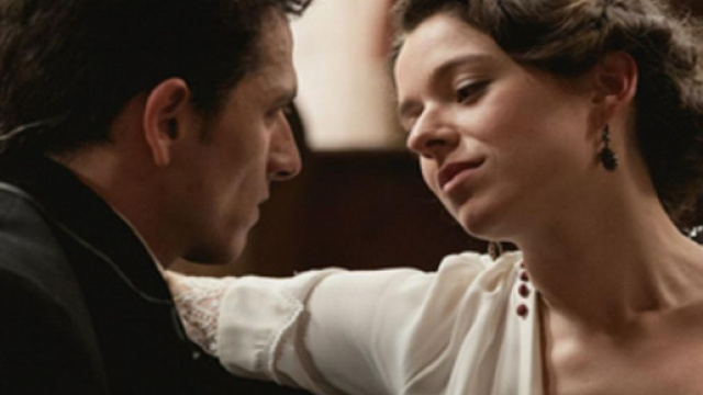 Una vita, trame al 15 agosto: Genoveva seduce Antonito.