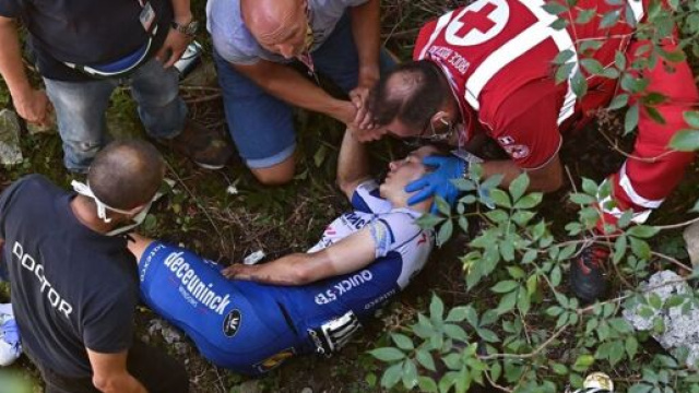 Caduta Evenepoel, il ciclista commenta le polemiche e l'indagine dell'Uci: 'Ho pianto sul letto di ospedale nelle braccia di mio padre'.