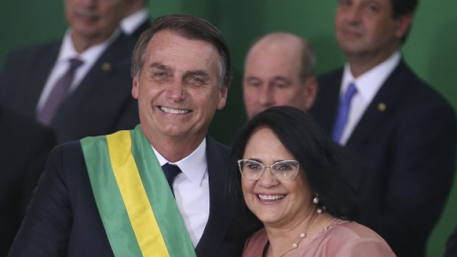 Jair Bolsonaro, presidente del Brasile, insieme a Damares Alves, ministra dei diritti delle donne.