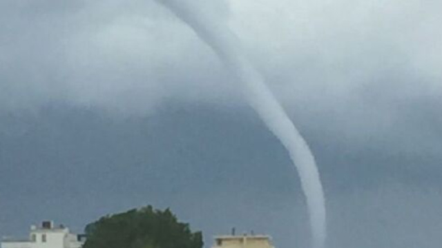 Marina di Massa: due sorelline di tre e 14 anni perdono la vita colpite da un albero.