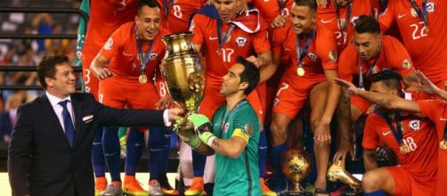 A sele&ccedil;&atilde;o chilena foi bicampe&atilde; da Copa Am&eacute;rica em 2015 e 2016. (Arquivo Blasting News)