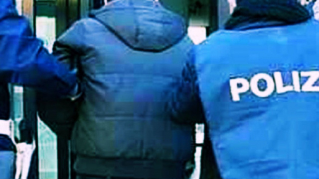 Il giovane &egrave; stato arrestato dalla Polizia.