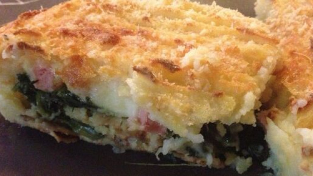 Sformato di patate ripieno di spinaci, un piatto saporito.