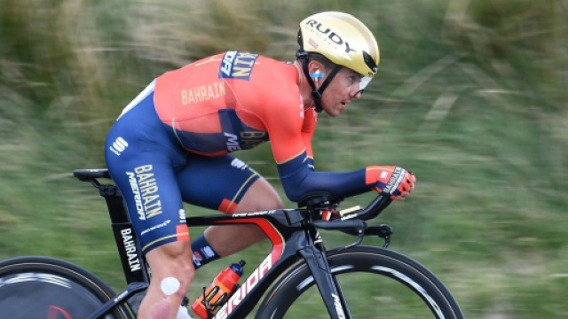 Tour de France, Pozzovivo cade in seguito al tentativo di un tifoso di scattare un selfie.
