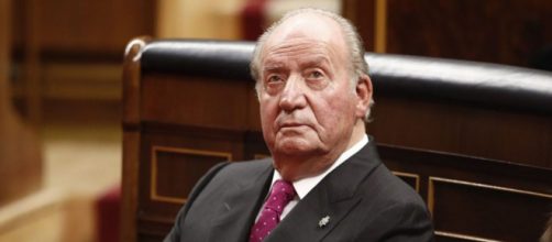 El rey em&eacute;rito Juan Carlos anunci&oacute; que abandonaba Espa&ntilde;a, y con distintas &oacute;pticas la noticia fue publicada en los diarios del mundo.