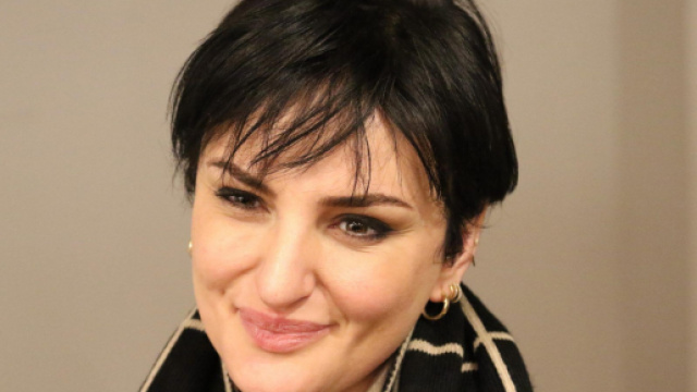 Arisa sui social con una parrucca bionda e lunga, i fan: 'Ma chi sei?'.