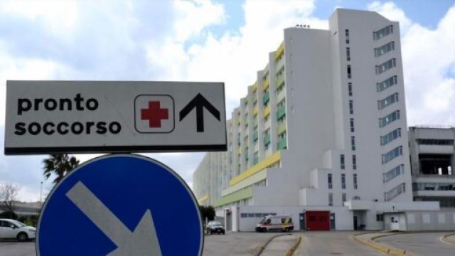 Brindisi, ricoverato in gravissime condizioni l'uomo aggredito dalla moglie in strada con acido muriatico.