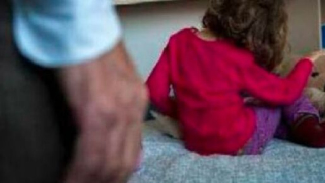 Madre vendeva i suoi tre figli per 20 euro: &laquo;Piccoli messi in fila per essere abusati&raquo;.