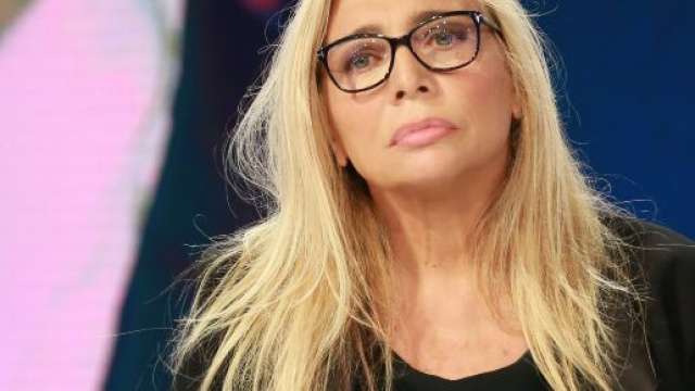 Mara Venier &egrave; caduta di nuovo, lei ironizza: &lsquo;Devo andare a farmi benedire&rsquo;.