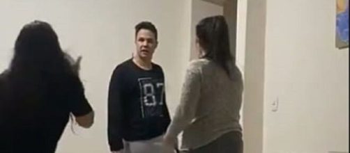 De folga, PM invade casa em Lages e bate em jovens mulheres com cassetete. (Reprodu&ccedil;&atilde;o/Twitter)