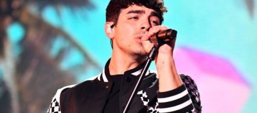 Joe Jonas durante una actuaci&oacute;n