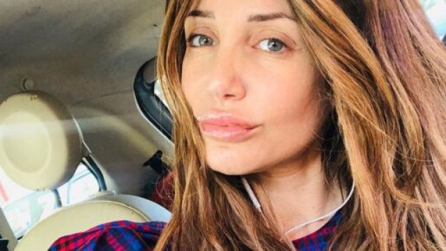 Deianira Marzano coinvolta in un incidente: il vetro della doccia si &egrave; frantumato e si &egrave; tagliata.