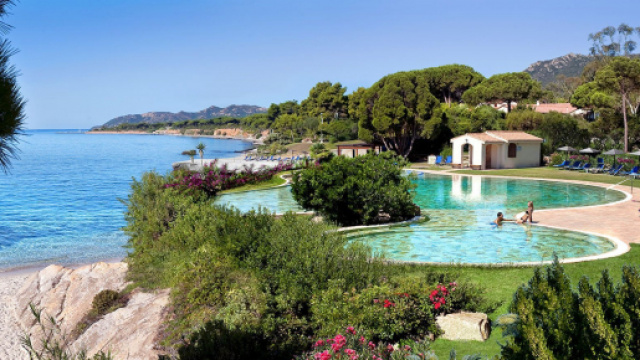 Temptation Island, incendio nel resort sardo che ospita il programma: sarebbe stata trovata una lettera minatoria contro la propriet&agrave;.