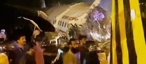 Avi&atilde;o se parte em dois em acidente na &iacute;ndia. (Reprodu&ccedil;&atilde;o/Redes Sociais)