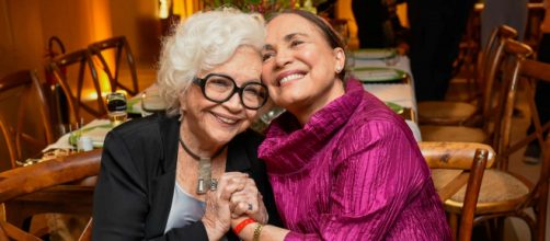 Nathalia Timberg ao lado de Regina Duarte. (Arquivo Blasting News)