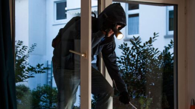 Vercelli: ladro tenta la fuga dal balcone ma precipita e perde la vita