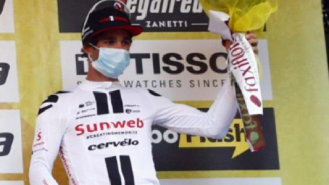 Michael Matthews sul terzo gradino del podio della Milano-Sanremo.