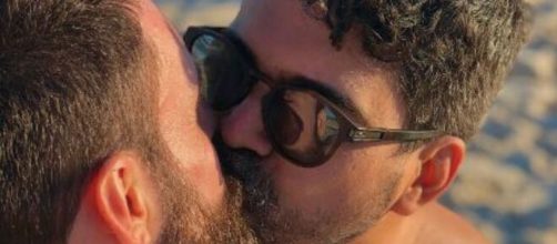 Instagram exclui foto de beijo entre namorados por 'violar diretrizes de comunidade'. (Reprodu&ccedil;&atilde;o/Instagram)