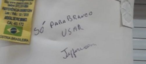 Jaleco da ex-funcion&aacute;ria &eacute; vandalizado no trabalho. (Arquivo Blasting News)