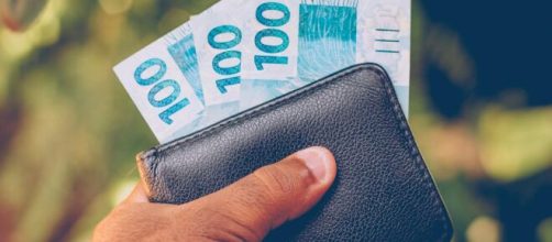 Pr&oacute;ximas parcelas do aux&iacute;lio emergencial ser&atilde;o de R$ 300, mas Congresso estuda aumentar valor. (Arquivo Blasting News)