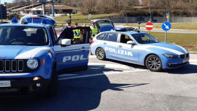 Bari, viaggiano in auto in quattro senza indossare la mascherina: multa da 533 euro.