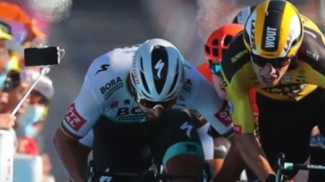 Il contatto tra Peter Sagan e Wout van Aert