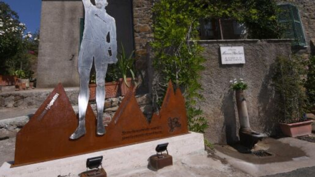 Il monumento dedicato a Marco Pantani a Poggio Murella nel grossetano.