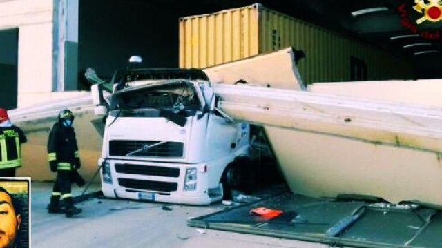 Michele Murgia, nella foto piccola a sinistra, &egrave; rimasto incastrato nell'abitacolo del tir.