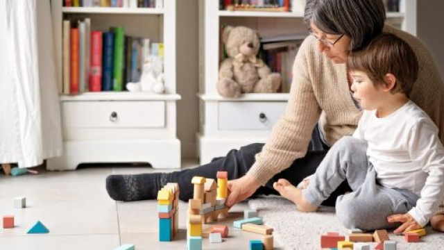 Nuovo contratto lavoro domestico, molte le novit&agrave; per baby sitter e famiglie.