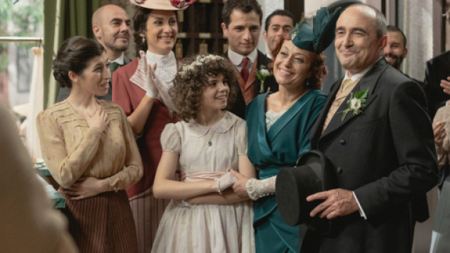 Una vita, trame spagnole: Carmen e Ramon si sposano nella pensione di Fabiana.