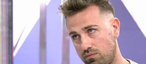 Rafa Mora vuelve a meter la pata en pleno directo y Carlota le llama al orden